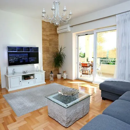 Apartment Blue Eyes *