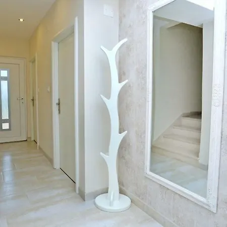 Blue Eyes Žrnovnica